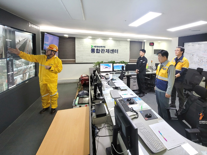 HD현대 권오갑 회장이 9일(수)부터 울산 HD현대중공업을 찾아 태풍 상황을 현장에서 진두지휘했다. 10일(목) 오전 종합관제센터를 찾아 태풍 상황을 점검하는 권오갑 회장의 모습. 사진 | HD현대
