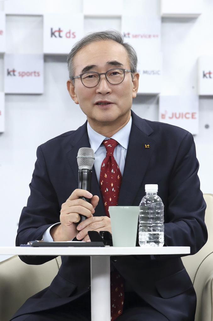 김영섭 대표가 KT 분당사옥에서 진행된 취임식에서 직원들의 질문에 답변하고 있다. 사진 | KT