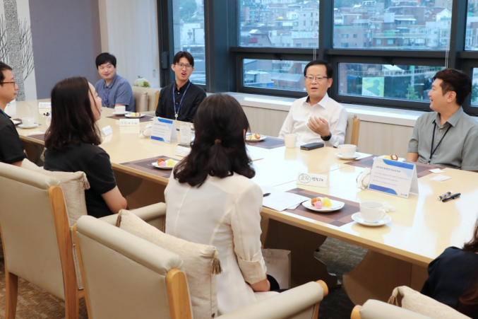 우리은행 조병규 행장은 서울 중구 우리은행 본점 직원식당에서 지난 7월 입행 후 처음으로 본부부서로 발령받은 MZ 행원 11명과 함께 점심을 먹으며 자유롭게 대화하는 시간을 가졌다. 사진 ㅣ 우리은행