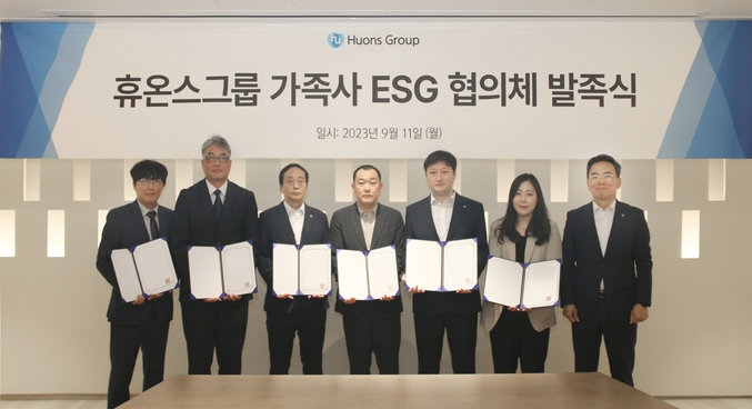 휴온스글로벌 송수영 대표(우측 첫번째)와 휴온스그룹 관계자들이 지난 11일 성남 판교 사옥에서 열린 ‘휴온스그룹 가족사 ESG 협의체’ 발족식에서 기념 촬영을 하고 있다. 사진 | 휴온스글로벌