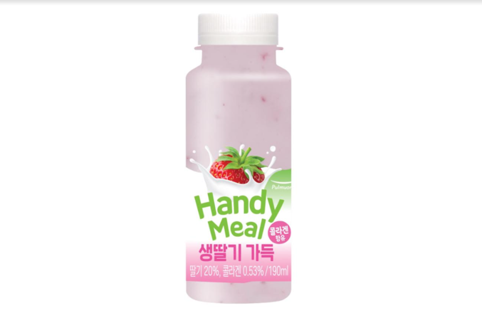  ㈜풀무원녹즙(대표 박성후)은 생딸기와 신선한 우유가 만나 상큼 달콤한 과육의 식감과 동시에 포만감을 느낄 수 있는 식사대용식 ‘핸디밀 생딸기 가득(190ml/3,600원)‘을 출시했다. 사진 | 풀무원녹즙