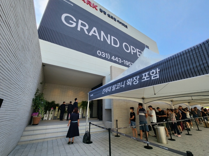 HDC현대산업개발이 경기도 광명시에 공급하는 광명 센트럴 아이파크가 지난달 1순위 청약 마감에 이어 무순위 계약 시작 5일 만에 전 세대의 계약을 완료했다. 사진은 광명 센트럴 아이파크 모델하우스를 방문한 고객들의 모습. 사진 | HDC현대산업개발