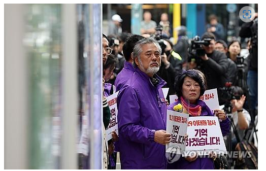 이태원 참사 현장의 유가족들. 이정민 10.29 이태원 참사 유가족협의회 운영위원장 등 이태원 참사 유가족들이 26일 서울 용산구 이태원역 1번 출구 앞에서 열린 '10.29 기억과 안전의 길 조성 기자회견'에 참석해 사고 현장을 바라보고 있다. 사진 ㅣ 연합뉴스