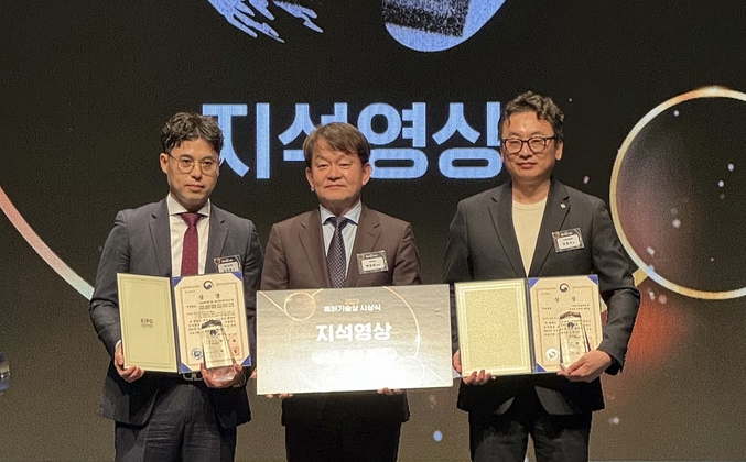 특허기술상 지석영상을 수상한 이병국 CJ제일제당 식품패키징개발팀장(오른쪽). 사진 | CJ제일제당