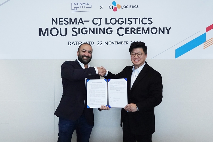 CJ대한통운이 22일 서울 종로구 본사에서 사우디 네스마(NESMA) 그룹과 MOU를 체결하고 사우디 GDC의 성공적 구축 및 미래 공동사업 기회 발굴을 위한 사업협력을 추진한다고 밝혔다. 파이살 알 투르키(Faisal Al Turki) 네스마 그룹 회장(왼쪽)과 강병구 CJ대한통운 글로벌사업부문 대표가 MOU 체결 후 기념 촬영을 하고 있다. 사진 | CJ대한통운