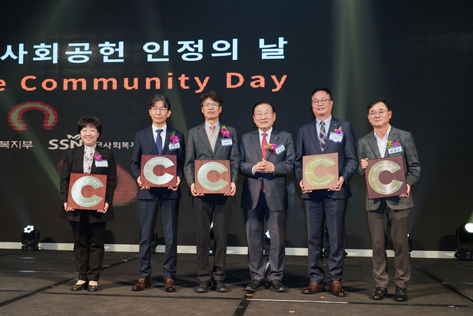 효성그룹이 8일 열린 2023년 지역사회공헌 인정의 날 행사에서 지역사회공헌 인정 기업으로 선정됐다. 효성 최형식 상무(오른쪽에서 첫 번째), 한국사회복지협의회 김성이 회장(오른쪽에서 세 번째). 사진 | 효성