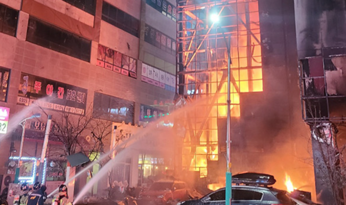 지난 17일 인천시 남동구 논현동 소재의 한 호텔에서 대형 화재가 나,중국인 여성 투숙객 1명이 전신 2도 이상의 화상으로 생명이 위독하고, 56명의 중경상자가 발생했다. 자료 | 인천소방본부