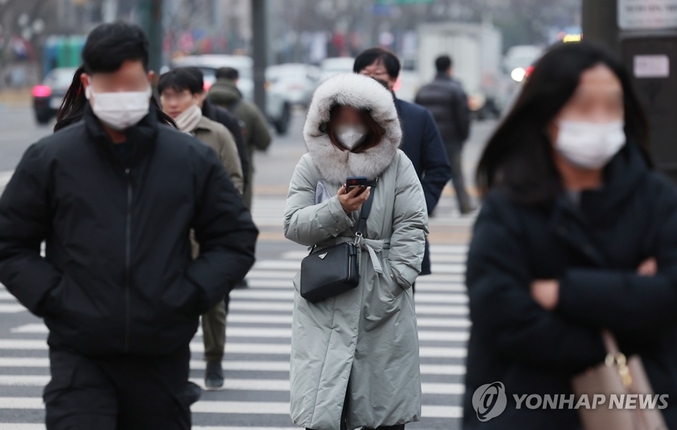 반짝 추위 다가온 서울. 서울 종로구 광화문네거리에서 시민들이 두꺼운 외투를 입은 채 이동하고 있다. 사진 ㅣ 연합뉴스