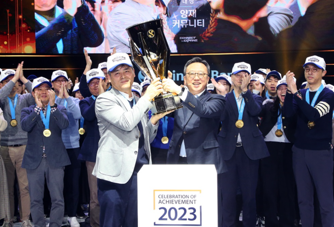 신한은행은 지난 6일 서울시 송파구 소재 올림픽 체조경기장에서 9,200여명의 임직원 및 가족이 함께한 가운데 ‘Connect to Expand(연결과 확장)’를 주제로 ‘2023년 종합업적평가대회’를 개최했다. 사진 | 신한은행