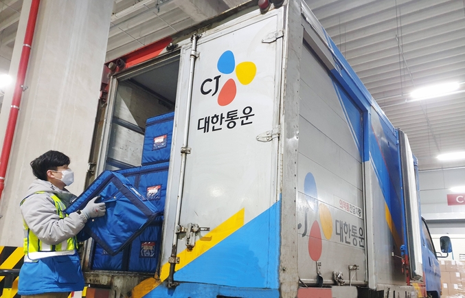 의약품이 담긴 특수 컨테이너가 CJ대한통운 의약품전담차량에 실리고 있다. 사진 | CJ제일제당