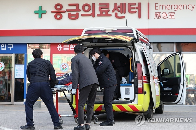 전공의 집단 이탈이 길어지면서 119 구급상황관리센터에 "병원을 찾아달라"는 119구급대들의 요청이 급증했다. 의료공백으로 인한 새로운 현상이다. 전공의 집단 이탈 일주일째인 26일 광주 동구 전남대병원 응급실 앞에서 119 구급대가 위급환자를 이송하고 있다. 사진 ㅣ 연합뉴스