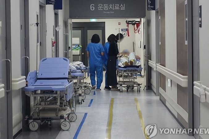 전공의들이 돌아올 움직임을 보이고 있다. 정부가 집단사직하며 병원을 떠난 전공의들에게 제시한 복귀 시한을 하루 앞두고 일부 전공의들이 복귀 움직임을 보이고 있다. 27일 서울의 한 대학병원에서 의료진이 이동하고 있다. 사진 ㅣ 연합뉴스