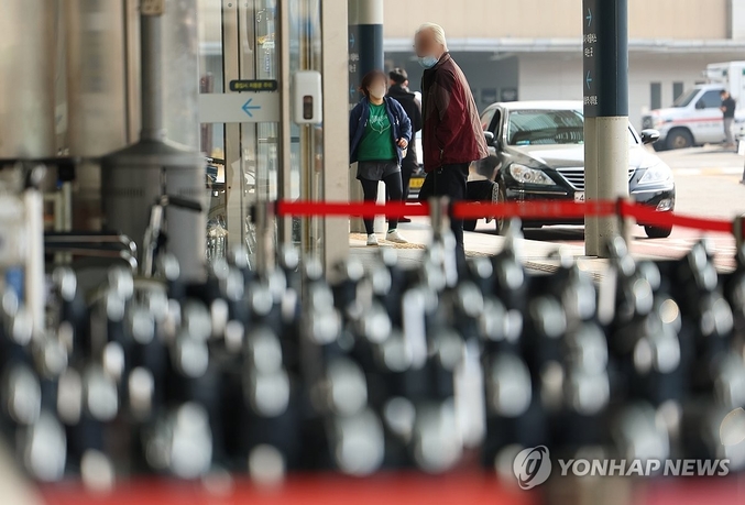 정부가 전공의 집단행동에 대해 법에 따라 조치하겠다는 원칙에 변함이 없다고 재차 강조했다. 사진은 병원에 들어가는 시민들.<br>
사진 ㅣ 연합뉴스