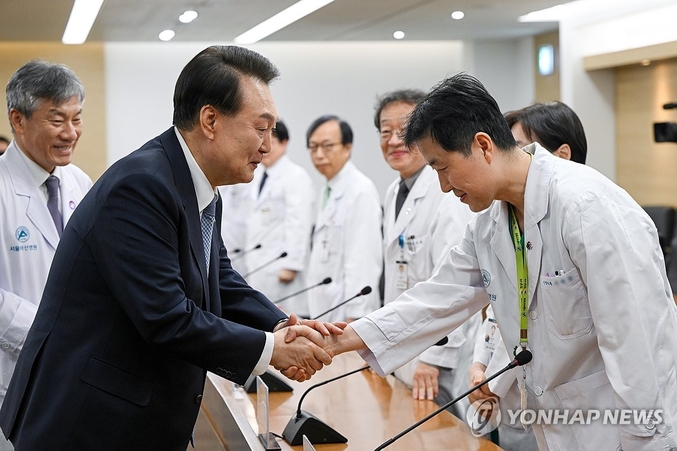 18일 윤석열 대통령이 서울 송파구 서울아산병원을 방문해 간담회에 참석한 의료진과 인사하고 있다. 사진 ㅣ 연합뉴스
