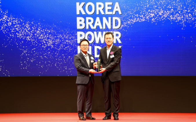 26일 서울 장충동 신라호텔에서 열린 2024년 제26차 한국산업의 브랜드파워(K-BPI) 인증식에서 이상훈 현대엘리베이터 CFO(오른쪽)가 한수희 한국능률협회컨설팅 대표이사로부터 상패를 수상하고 있다. 사진 | 현대엘리베이터