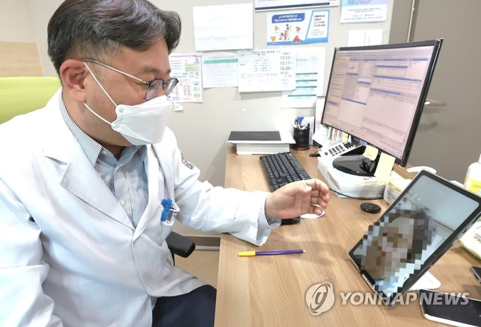 정부가 의료 공백을 메우기 위해 비대면 진료를 전면 허용했다. 이후 경증환자, 동네의원을 중심으로 그 이용 건수가 6배 이상 급증한 것으로 나타났다. 사진 ㅣ 연합뉴스 