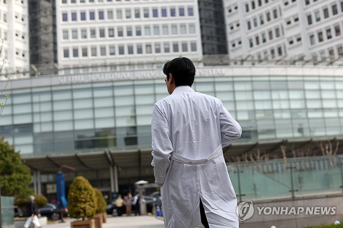 의대 증원을 둘러싼 의정갈등이 이어지고 있는 12일 서울의 한 상급병원에서 의료 관계자가 이동하고 있다. 사진 ㅣ 연합뉴스