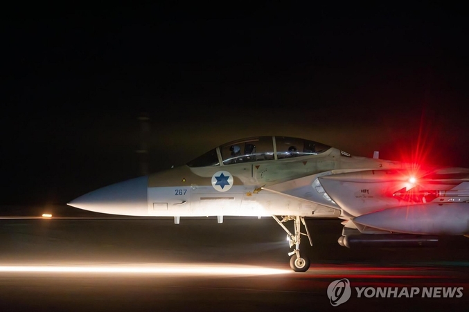 이스라엘이 19일(현지시간) 이란의 보복 공습에 맞서 이란 본토에 대한 재보복을 감행했다. 이란이 시리아 내 자국 영사관 공격에 대한 보복으로 지난 13일밤 이스라엘에 대규모 심야 공습을 단행한지 6일만이다. 사진 ㅣ 연합뉴스