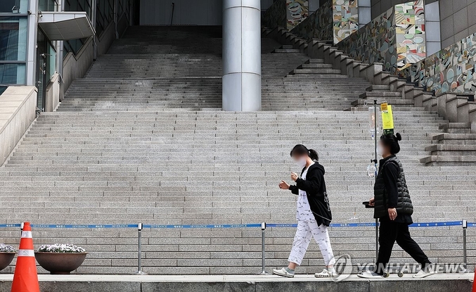 의료개혁이 오락가락하고 있다. 정부는 의대 증원 원점 재논의·1년 유예 등 의료계 주장이 국민 눈높이에 맞지 않는다며 멈춤 없이 의료개혁을 추진하겠다고 22일 밝혔다. 2025학년도 의대 증원분을 각 대학이 50~100% 범위에서 자율적으로 정하도록 결정하며 한걸음 물러섰지만, 의료개혁 의지 자체는 변함이 없음을 강조했다. 사진 ㅣ 연합뉴스