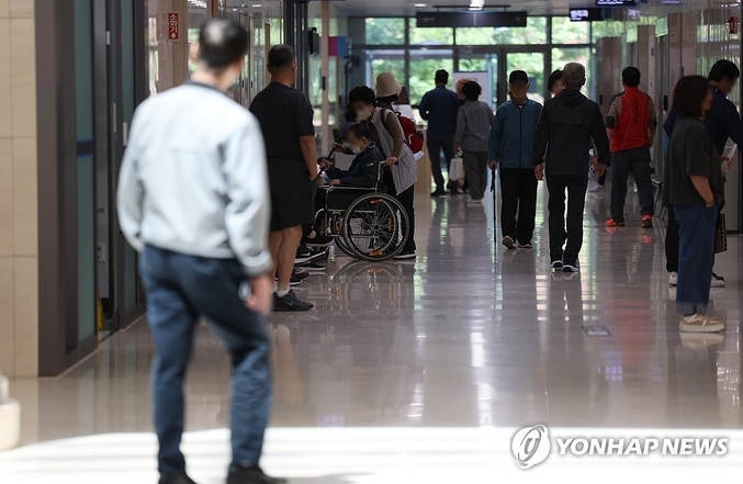 북적이는 대학병원. 의대증원 다음주가 분수령이 될 것인가. '2천명 증원·배분 결정' 집행정지 항소심이 기각되면? 이에따라 의대증원 확정 초읽기에 들어간 분위기다. 사진 ㅣ 연합뉴스