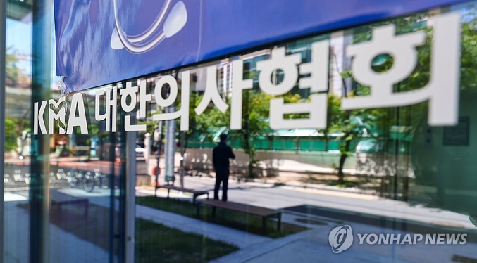 서울고법 재판부는 16일 의대교수·전공의·수험생의 신청은 1심과 같이 이들이 제3자에 불과하다며 신청을 각하했다. 의대 재학생들의 경우 '법률상 보호되는 이익'이 있다며 원고 적격은 있다고 판단했지만, "집행정지를 인용할 경우 공공복리에 중대한 영향을 미칠 우려가 있다"며 기각했다. 사진은 이날 오후 서울 용산구 대한의사협회.. 사진 ㅣ 연합뉴스