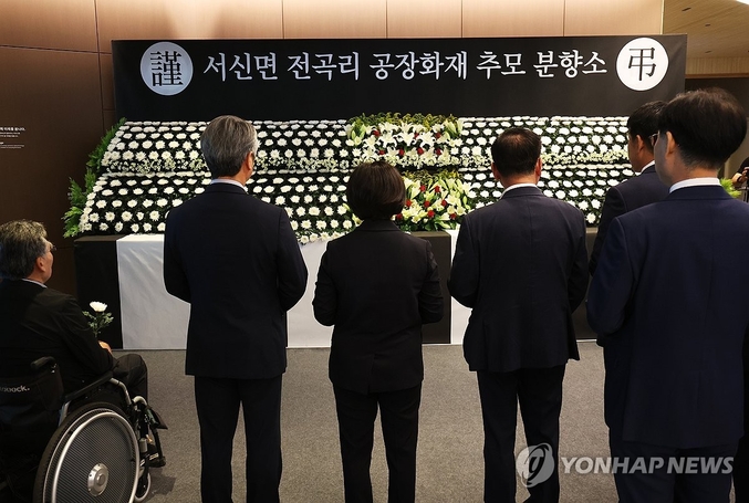 우리나라에서 노동자로 취업한 사람이 92만명이 넘어섰다. 이들은 대체로 3D업종(힘들고 혐오스런 업종)에 종사하고 있다. 내국인 기피업종의 빈 자리를 외국인 노동자들이 채우고 있다. 사진은 화성 화재 희생자들을 추모하는 사람들. 사진 ㅣ 연합뉴스