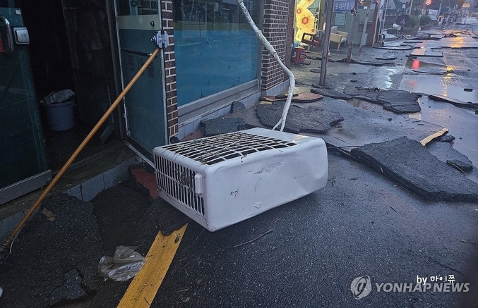 집중 호우가 내린 충남 서천군. 충남 서천군 비인면 일대의 도로가 10일 새벽 내린 강한 비로 파손된 채 널브러져 있다. 사진 ㅣ 연합뉴스
