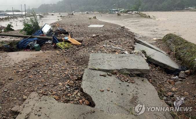  10일 심야에 충청 호남권 등 중남부를 강타한 집중호우로 주택이 물에 잠기고 주민이 고립되는 등 피해가 속출했다.연일 내린 비로 약해진 지반이 무너지면서 강둑이 파괴되고 산사태도 잇따랐다. 사진 ㅣ 연합뉴스