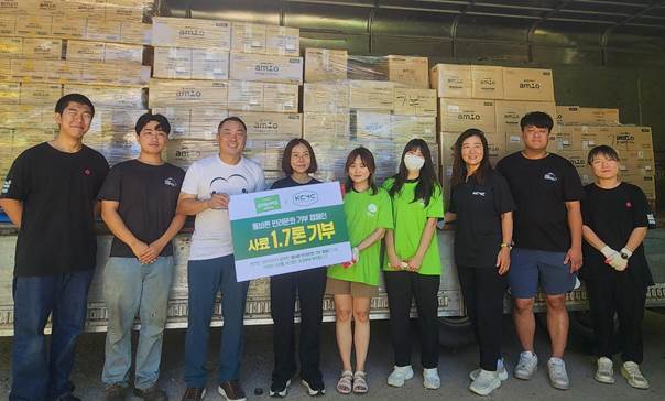 풀무원의 펫푸드 브랜드 풀무원아미오가 KCMC 문화원과 함께 전개한 ‘올바른 반려문화 기부 캠페인’을 통해 동물보호단체 ‘사단법인 유엄빠’에 사료 1.7t을 기부하고 물품을 직접 운반한 뒤 기념 촬영을 하고 있다. 사진 | 풀무원