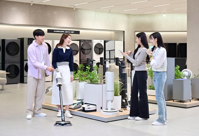 삼성전자 모델들이 AI 가전을 체험하고 있는 모습. 사진 | 삼성전자