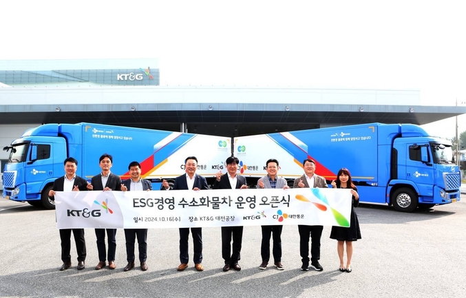 CJ대한통운은 KT&G와 손잡고 친환경 수소화물차를 도입했다고 17일 밝혔다. 16일 오전 KT&G대전공장에서 열린 오픈 행사에서 서대철 KT&G SCM실장(왼쪽 다섯번째)과 김성기 CJ대한통운 영업3담당(왼쪽 네번째)을 비롯한 양사 관계자들이 기념촬영을 하고 있다. 사진 | CJ대한통운