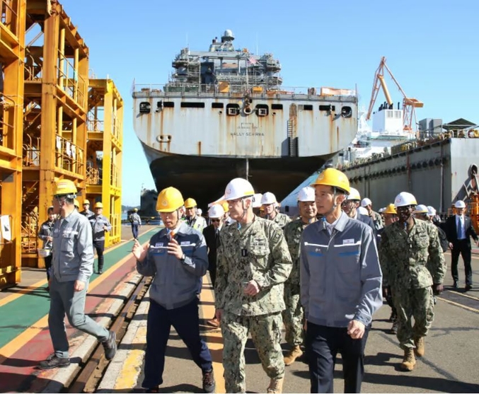 한화그룹 김동관 부회장(오른쪽)과 미국 해군 태평양함대 사령관 스티븐 쾰러 제독(가운데)이 거제사업장에서 정비 중인 ‘월리 쉬라’함 정비 현장을 둘러보고 있다. 사진 | 한화그룹