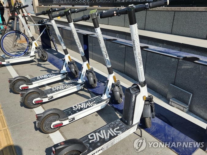 서울시가 전국 최초로 사고 위험이 높은 도로의 전동킥보드 통행을 금지하는 '킥보드 없는 거리'를 추진한다. 사진은 공유 전동킥보드. 사진 ㅣ 연합뉴스