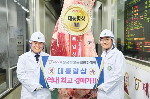 이영상 동원홈푸드 축육부문 대표(오른쪽)와 이재윤 한국종축개량협회 회장(왼쪽)이 6일 충북 음성에서 열린 ‘제27회 전국한우능력평가대회’에서 대통령상 한우를 낙찰받고 기념 촬영을 하고 있다. 사진 | 동원홈푸드