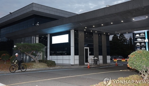 19일 오후 3시께 현대자동차 울산공장에서 차량 성능 테스트 중 연구원 3명이 질식해 숨지는 사고가 발생했다. 사진은 현대차 울산공장 정문 전경. 사진 ㅣ 연합뉴스