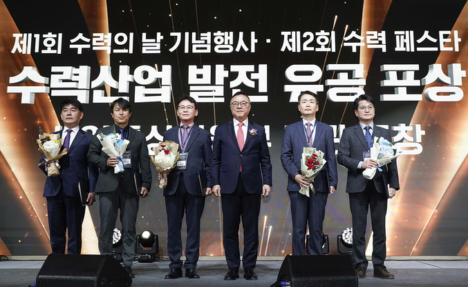효성중공업이 20일 수력산업 발전 공로 산업통상자원부 장관 표창을 수상했다. 대리 수상한 효성중공업 전상익 상무(오른쪽에서 두번째)가 기념촬영을 하고 있다. 사진 | 효성중공업
