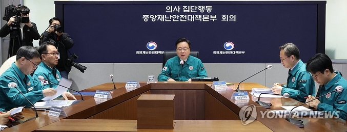 의정갈들이 이번만은 반드시 해결의 단초를 마련해 장기화된 의료분쟁을 해결하기를 국민들은 바라고 있다. 조규홍 보건복지부 장관이 6일 서울 종로구 정부서울청사 상황실에서 열린 의사 집단행동 중앙재난안전대책본부 회의에서 발언하고 있다. 사진 ㅣ 연합뉴스