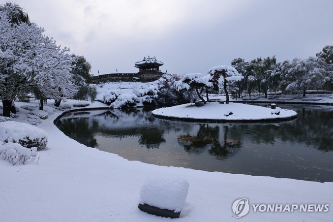 16일 전국에 비가 내린다. 서울의 아침 최저기온은 영하 4도를 가리키며, 체감온도는 영하 10도로 예상된다. 다시 추워지는 날씨는 17일까지 계속된다. 사진은 눈 내린 수원 화성. 사진 ㅣ 연합뉴스