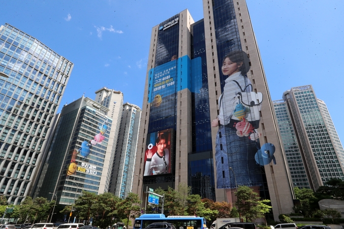 우리은행이 설 명절을 맞아 자금부족 등으로 어려움을 겪고 있는 중소기업 지원을 위해 오는 2월14일까지 특별자금 15조 1천억원을 지원한다고 밝혔다.