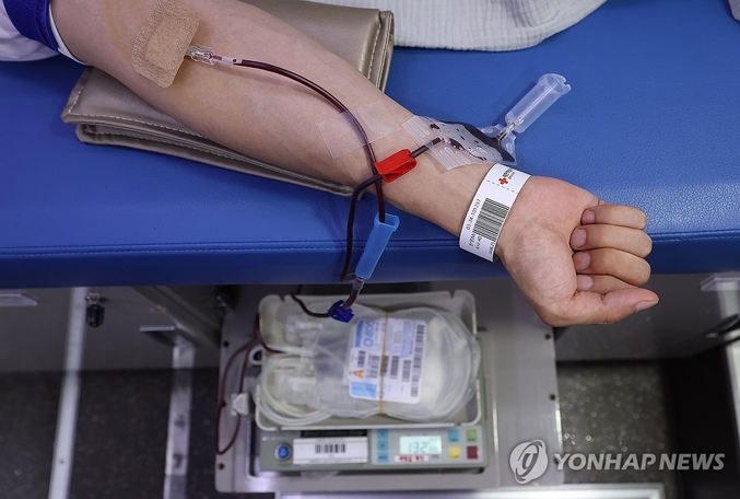 한파로 헌혈자가 줄어든 상황에서 최근 독감 환자까지 확산하자 혈액 수급에 비상이 걸렸다. 사진 ㅣ 연합뉴스