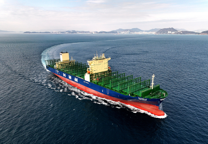 HJ중공업이 인도한 7,700TEU급 LNG DF 컨테이너선. 사진 | HJ중공업