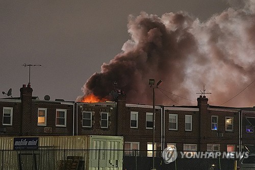 지난달 31일(미국시간) 펜실베이니아주 필라델피아에서 6명이 탑승한 의료 수송용 소형 여객기가 추락했다. 탑승객 생사는 알려지지 않고 있다. 사진은 필라델피아 소형 여객기 추락 현장서 피어오르는 연기. 사진 ㅣ AP연합뉴스