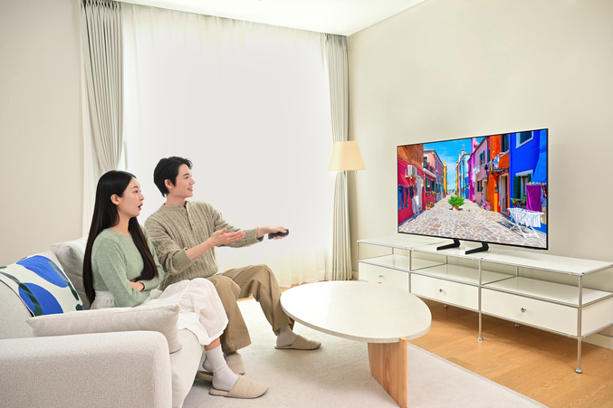 삼성전자 모델이 최신 AI 기술을 탑재한 2025년형 삼성 OLED TV를 소개하고 있다. 사진 | 삼성전자
