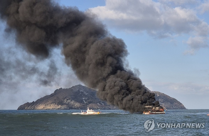 13일 오전 8시 39분께 전북 부안 앞바다 하왕등도 동쪽 4㎞ 해상을 지나던 34t급 근해통발 어선 '2022 신방주호'(부산 선적)에서 불이 났다. 12명의 승선원 중 5명(내국인 2·외국인 3)이 구조됐으며, 바다에 뛰어든 나머지 7명은 실종됐다. 사진 ㅣ 연합뉴스(부안 해경 제공)