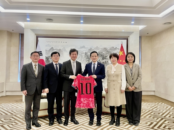 정몽규 HDC그룹 회장은 지난 5일 다이빙 주한 중국대사를 만나 HDC그룹과 중국과의 우호적 협력관계 강화를 강조했다. (사진 왼쪽부터 정경구 HDC현대산업개발 대표, 김회언 HDC 대표, 정몽규 HDC그룹 회장, 다이빙(戴兵) 주한 중국대사). 사진 | HDC현대산업개발