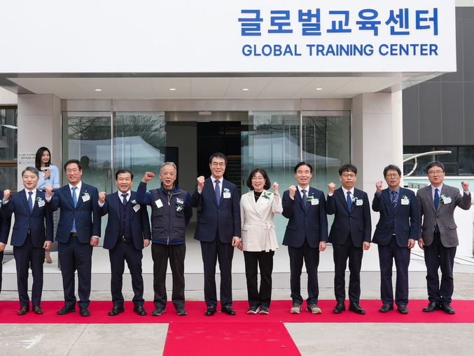 HD현대건설기계가 12일(수) 충북 음성에 산업전환 공동훈련센터를 개관했다. 사진 왼쪽 네번째부터 HD현대건설기계 노동조합 임영모 지회장, HD현대건설기계 최철곤 사장, 고용노동부 임영미 직업능력정책국장, 한국산업인력공단 김규석 능력개발이사. 사진 | hd현대건설기계