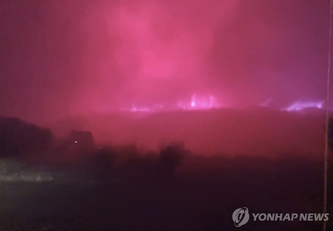 주왕산국립공원 앞까지 온 산불. 25일 경북 청송군 주왕산국립공원 경계 지점까지 산불이 확산해 있다. 청송 산불은 북동진하며 계속 불이 붙고 있어 엄청난 인명 피해와 재산 피해를 낳고 있다. 사진 ㅣ 연합뉴스