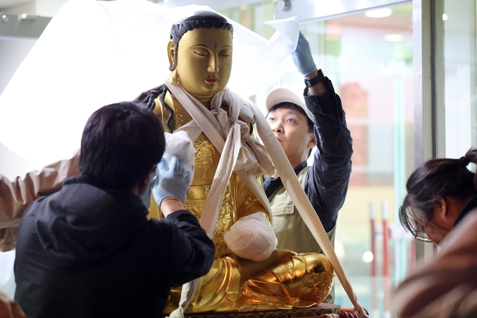 이동 준비 중인 봉정사 목조관음보살좌상. 사진 ㅣ 연합뉴스