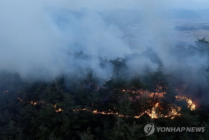 경북 북부 최악의 산불이다. 사망자 속출하고 헬기 추락사까지 있었다. 경북의 5개 시·군 산불영향구역 3만㏊ 훌쩍 넘을 것으로 보인다. 사망자도 21명까지 늘었다. 26일 경북 청송군 청송읍 야산으로 산불이 번지고 있다. 사진 ㅣ 연합뉴스