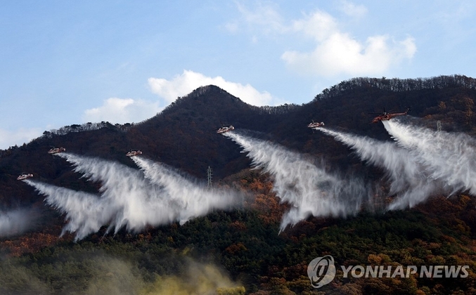 27일 밤 사이 경북 5개 지역 산불 진화율이 60%대에서 80%대로 올랐지만 여전히 산불은 계속되고 있다. 피해 면적이 4만5157㏊.에이른다. 사진은 경북 지역 산에 계속 타고 있는 산불. 사진 ㅣ 연합뉴스